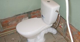 Установка приставного унитаза в Качканаре - монтаж и подключение, СантехДомКчк от 5086 рублей